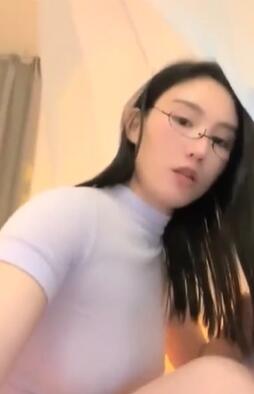 眼镜妹天价收费陶醉其中表情