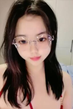 红色小吊带眼镜妹很漂亮来玩大秀