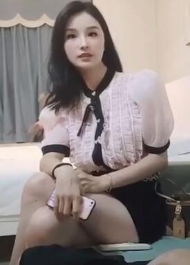 老司机小雨哥酒店高价约皮肤相当白皙的车模