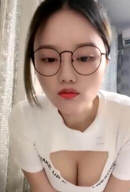 极品眼镜妹小鱼干外表甜美大秀