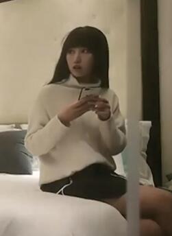 大哥约了个颜值不错白衣短裙妹子