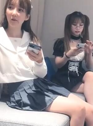 太子约了两个萝莉萌妹女仆JK装