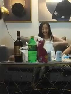 两对夫妻先玩玩游戏