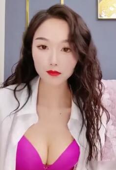 卷发吹小泡泡女主播居家热舞大秀