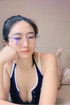 双人漂亮眼镜御姐爬床上直播