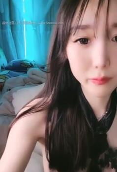 非常漂亮的小美女在家玩直播大秀