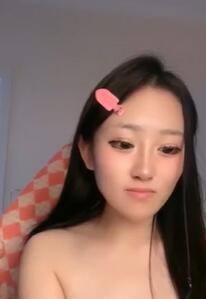 头上戴一枝花的美女主播大秀