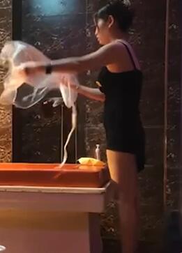 瘦猴先生县城莞式洗浴按摩会所选秀一流女技师