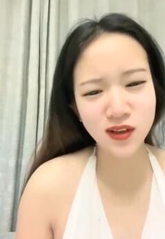 白色吊带睡衣美女露背裙在家大秀