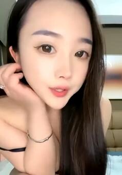黑丝长发浑圆美女和男友在家大秀