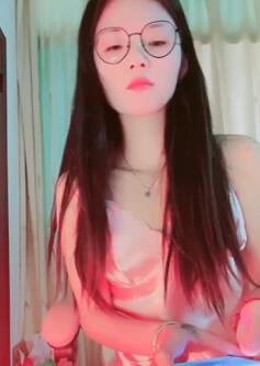 粉色睡衣超美青春女神眼镜妹大秀