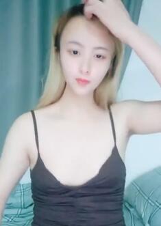 黄色长发妹子黑色吊带妹子露脸大秀