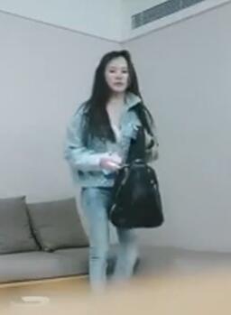 利哥约带小背心的170CM黑丝大长腿少妇