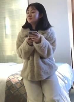 阿柒酒店约21岁的大二学生让她换上制服