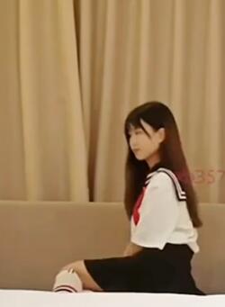 小飞酒店约JK制服筷子腿兼职小萝莉话语不断