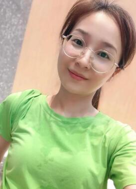 小少妇露脸躺在床上让大哥玩