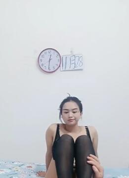 韵味十足的黑丝人妻跟小哥在家大秀