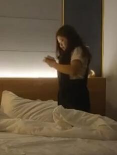 瘦猴先生约19岁大胸学生妹嬉笑打闹
