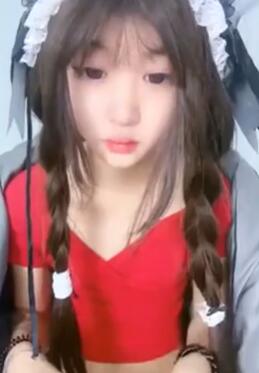 卡哇伊麻花辫美少女,一脸呆萌甜美