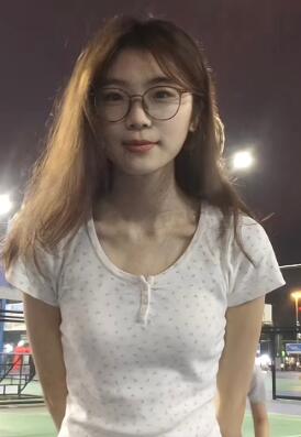 眼镜清纯小女友居家撩起衣服