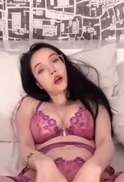 漂亮小姐姐火爆身材表情享受