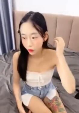 最近约的两个小姐姐腿上纹身