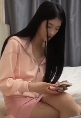 田伯光约刚出来兼职的清纯学妹