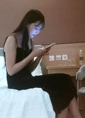 眼镜小伙重金约上门外围女神肤白貌美人听话