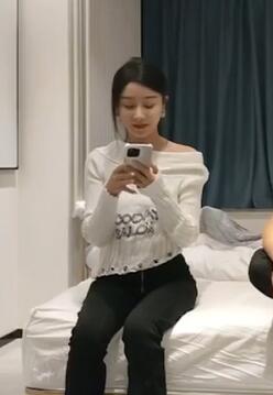秃顶小丑哥约刚下海不久的学生妹