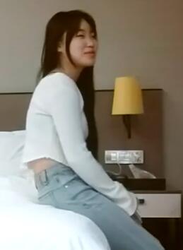 利哥约19岁嫩妹乖巧听话对白精彩