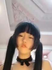 双马尾小美女黑项圈完全就没把女主当人