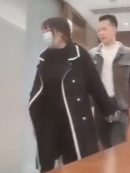 雇黑鬼叫来个童颜专职长款外套妹子