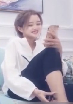 约红唇黑色长裤淘宝嫩模小姐姐
