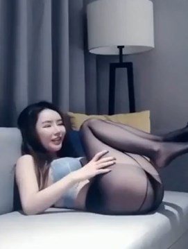 七天约黑丝裤长腿美女躺沙发上