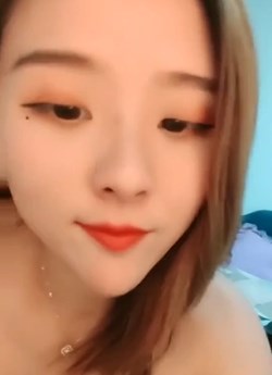 露脸黑丝小美女颜值不错的小少妇陪网友聊天