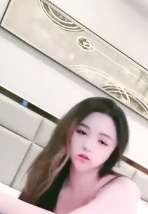 两个年轻妹子带个假道具玩的不亦乐乎