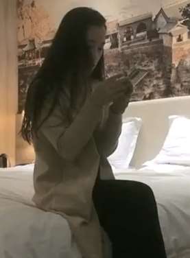 李寻欢约风衣黑色长裤幼师美女