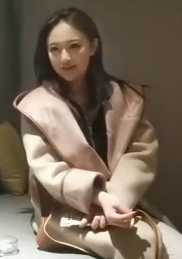 文轩代班四哥约粉色风衣美少妇