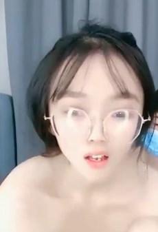 眼镜小美女主播让男友喝尿