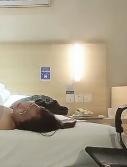 清纯眼镜学生妹简直尤物深夜继续
