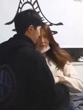 南韩金先生约高颜值牛仔裤美女豪掷一叠钞票