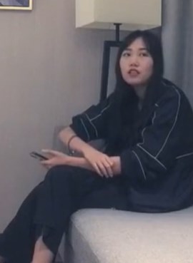 太子约180黑衣女 站起来太子都够不着