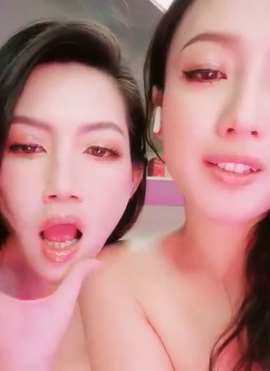 两个姐妹花尤物黑丝道具大秀