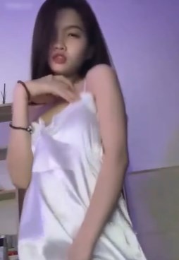 新妹子绝美女神小胸罕见下海大秀