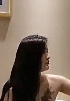 四眼小哥和身材很棒的甜美小仙女妹子态度不行啊