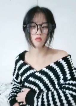 放假在家的学妹露脸直播赚外快