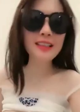 墨镜姐姐的日常,完美好身材跟小哥大秀