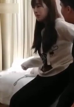 胖男约了个萌妹子搞一半要退单换了个白衣妹子