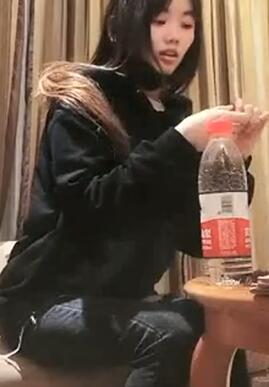 91沈先生约00后清纯小萝莉残暴输出
