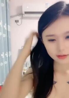 粉嫩多汁的极品宝贝,黑丝全程露脸勾搭狼友